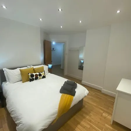 Apartment 2 Bed Large In Gayvillage Centre *