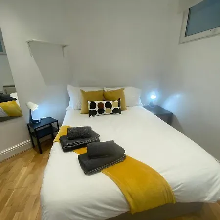 2 Bed Large In Gayvillage Centre *