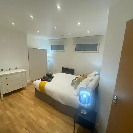 2 Bed Large In Gayvillage Centre * Manchester
