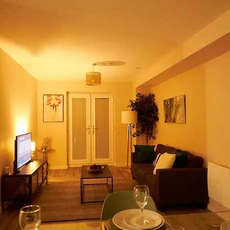 Deluxe And Cozy Two Bedroom With 1 Bathroom And Open Balcony * Manchester