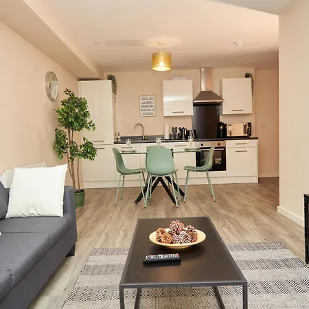 Deluxe And Cozy Two Bedroom With 1 Bathroom And Open Balcony דירה *