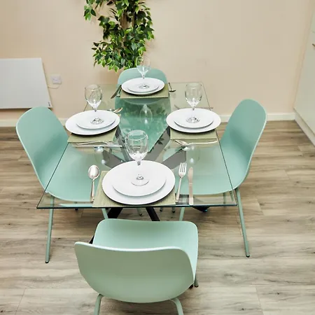 Deluxe And Cozy Two Bedroom With 1 Bathroom And Open Balcony דירה