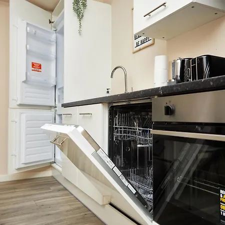 Deluxe And Cozy Two Bedroom With 1 Bathroom And Open Balcony דירה *