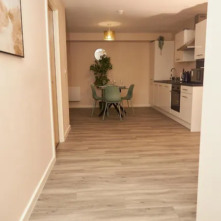 Deluxe And Cozy Two Bedroom With 1 Bathroom And Open Balcony Apartment *