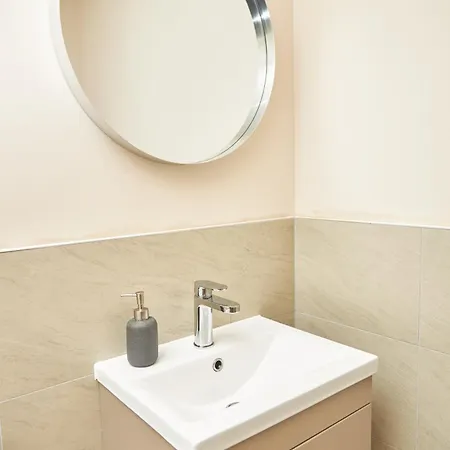 Deluxe And Cozy Two Bedroom With 1 Bathroom And Open Balcony