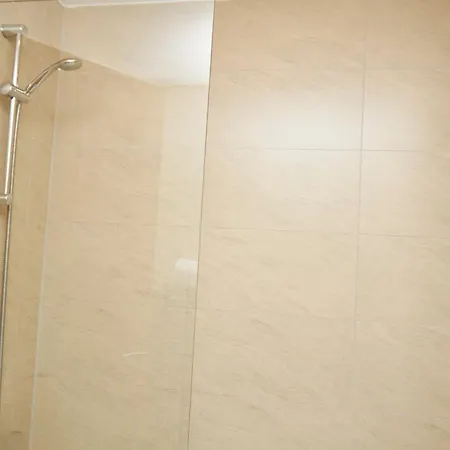 Deluxe And Cozy Two Bedroom With 1 Bathroom And Open Balcony