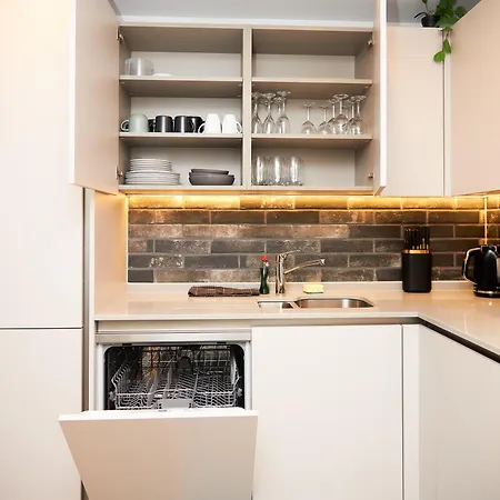 Luxury 2 Bedroom And Bathroom In With Balcony * Manchester