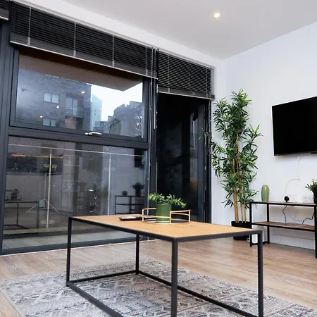 Luxury 2 Bedroom And Bathroom In With Balcony Manchester