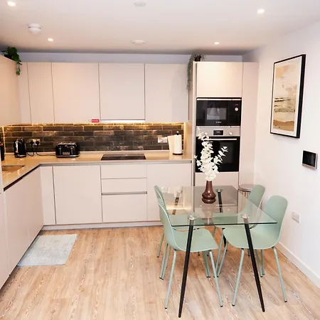 Luxury 2 Bedroom And Bathroom In With Balcony Apartman Manchester