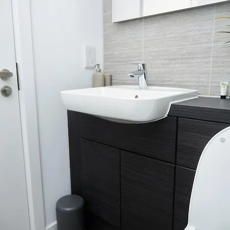 Luxury 2 Bedroom And Bathroom In With Balcony * Manchester