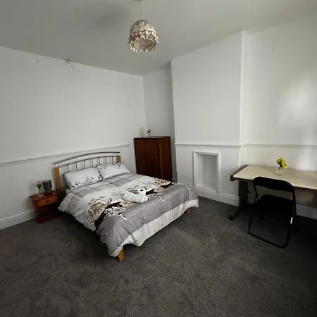 Double-bedroom In The Heart Of Manchester Perfect For Short Guest house *