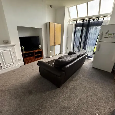 Double-bedroom In The Heart Of Salford Perfect For Short Guest house