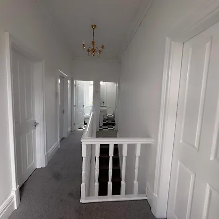 Double-bedroom In The Heart Of Salford Perfect For Short Guest house *