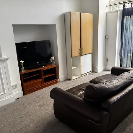 Double-bedroom In The Heart Of Salford Perfect For Short