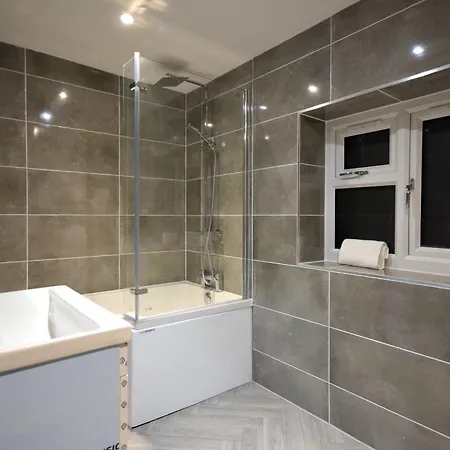 Hébergement de vacances 4-bedroom Parking Garden & Porch *
