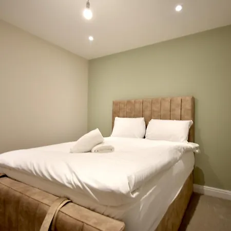 4-bedroom Parking Garden & Porch Manchester