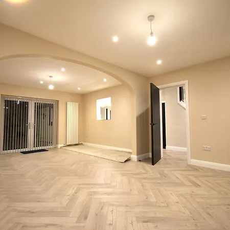 Hébergement de vacances 4-bedroom Parking Garden & Porch *