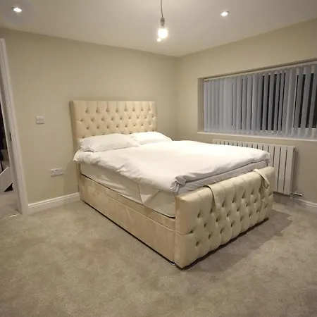 4-bedroom Parking Garden & Porch Prázdninový dům Manchester