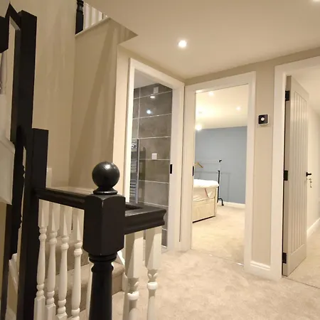 4-bedroom Parking Garden & Porch *