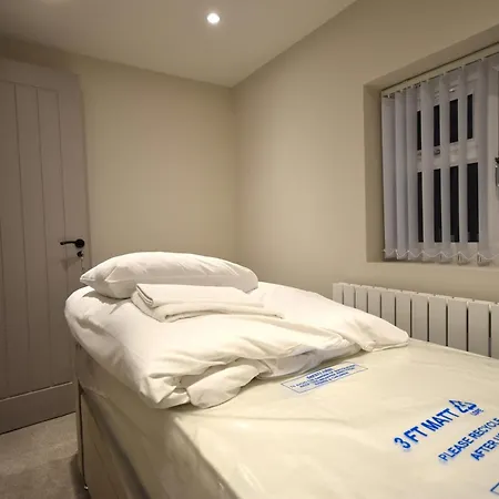4-bedroom Parking Garden & Porch Manchester