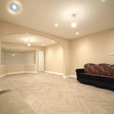 4-bedroom Parking Garden & Porch *