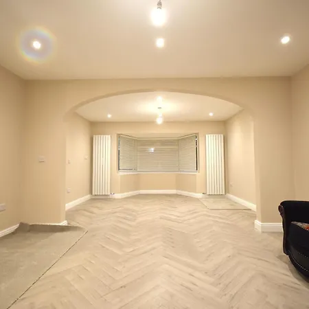 4-bedroom Parking Garden & Porch
