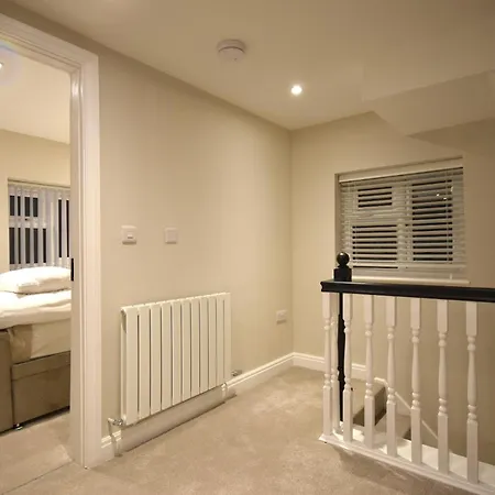 Hébergement de vacances 4-bedroom Parking Garden & Porch *