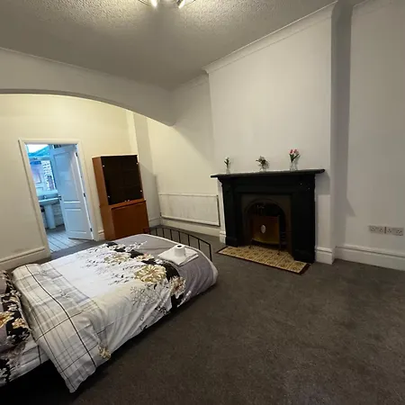 Double-bedroom In The Heart Of Salford Perfect For Short *