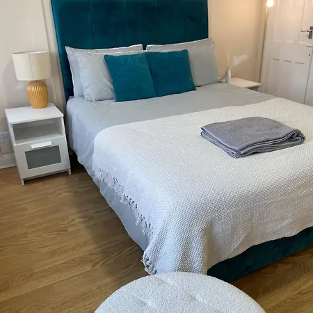 Modern Townhouse-free Parking-game Room-w-ifi * Manchester