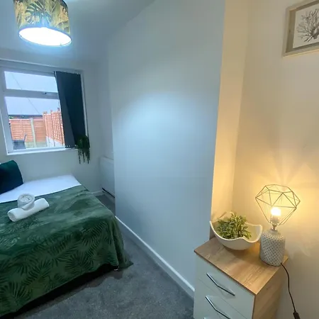 5 Bedroom Luxury Townhouse Near Centre, Sleep 16 *