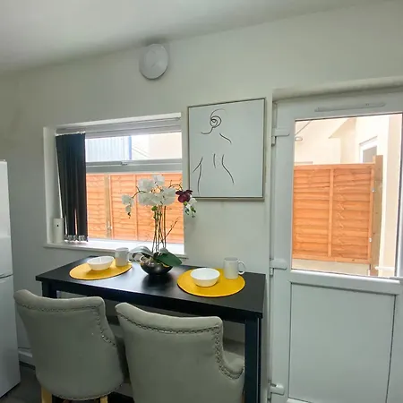 5 Bedroom Luxury Townhouse Near Centre, Sleep 16