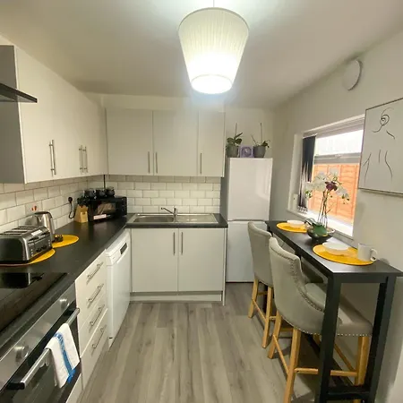 5 Bedroom Luxury Townhouse Near Centre, Sleep 16 Apartment *