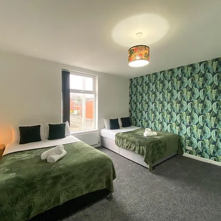 Apartment 5 Bedroom Luxury Townhouse Near Centre, Sleep 16
