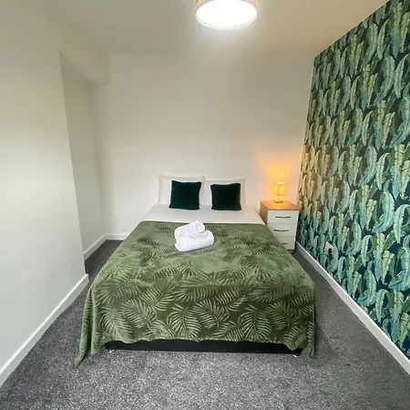 Apartment 5 Bedroom Luxury Townhouse Near Centre, Sleep 16 *