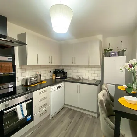 5 Bedroom Luxury Townhouse Near Centre, Sleep 16 Apartment Manchester
