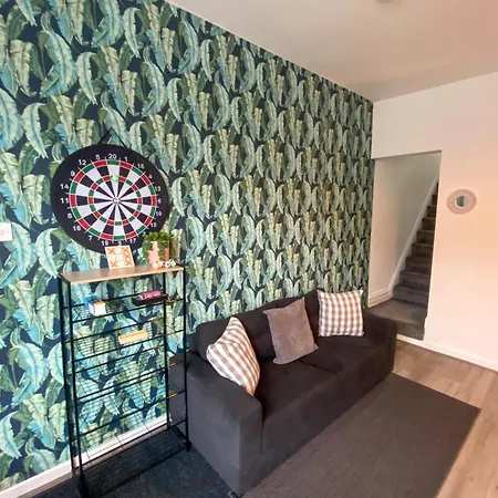 5 Bedroom Luxury Townhouse Near Centre, Sleep 16 Manchester