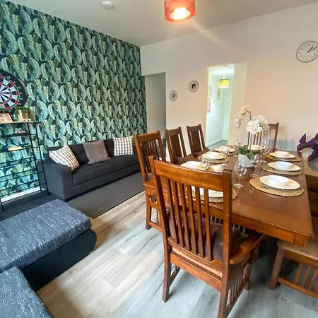 5 Bedroom Luxury Townhouse Near Centre, Sleep 16 * Manchester