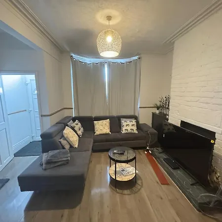 Holiday home - House - Sleeps 6 - Parking - Garden *
