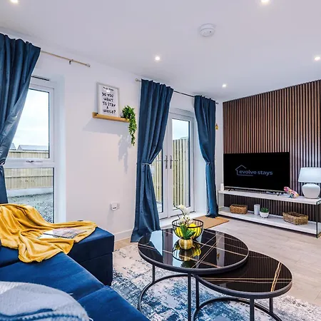 Stunning 3 Story Home, 3 X King Size Beds, Pool Table, Free Parking X2, Ping Pong *