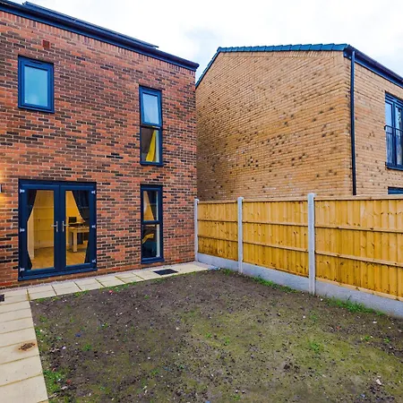Stunning 3 Story Home, 3 X King Size Beds, Pool Table, Free Parking X2, Ping Pong Manchester