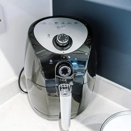 Stunning 3 Story Home, 3 X King Size Beds, Pool Table, Free Parking X2, Ping Pong * マンチェスター