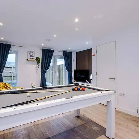 Apartment Stunning 3 Story Home, 3 X King Size Beds, Pool Table, Free Parking X2, Ping Pong