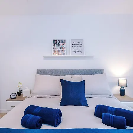 Stunning 3 Story Home, 3 X King Size Beds, Pool Table, Free Parking X2, Ping Pong マンチェスター