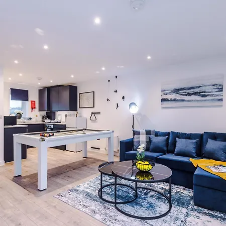 Apartamento Stunning 3 Story Home, 3 X King Size Beds, Pool Table, Free Parking X2, Ping Pong