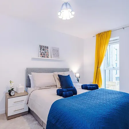 Stunning 3 Story Home, 3 X King Size Beds, Pool Table, Free Parking X2, Ping Pong Apartment *