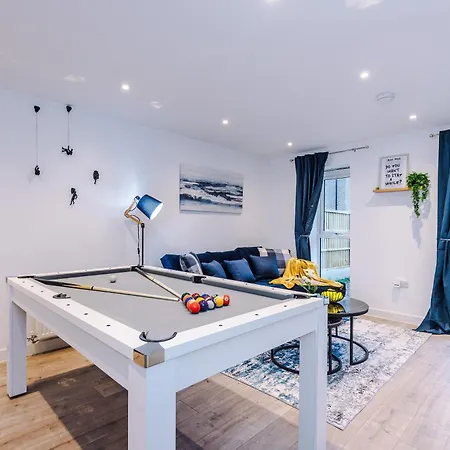 アパート Stunning 3 Story Home, 3 X King Size Beds, Pool Table, Free Parking X2, Ping Pong *