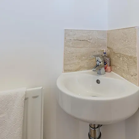 4 Bedroom Town House- Free Parking, Perfect For Families And Contractors Manchester