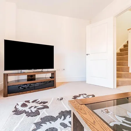 4 Bedroom Town House- Free Parking, Perfect For Families And Contractors
