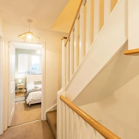 4 Bedroom Town House- Free Parking, Perfect For Families And Contractors Manchester