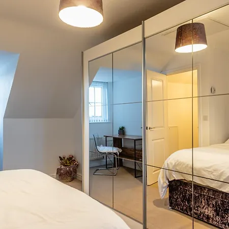 4 Bedroom Town House- Free Parking, Perfect For Families And Contractors 別荘 *